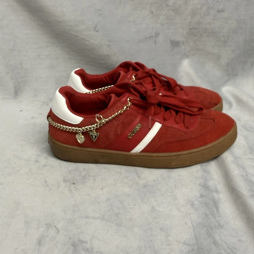 Guess Shoes Womens Size 10 Red Chain Charm Low Top‎ Casual Sneakers GWNA0K03